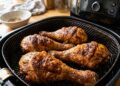 Knusprig gebratene Haehnchenschenkel aus der Heissluftfritteuse