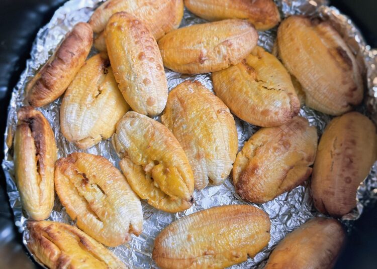 Blick in den Korb einer Heißluftfritteuse beim Garen