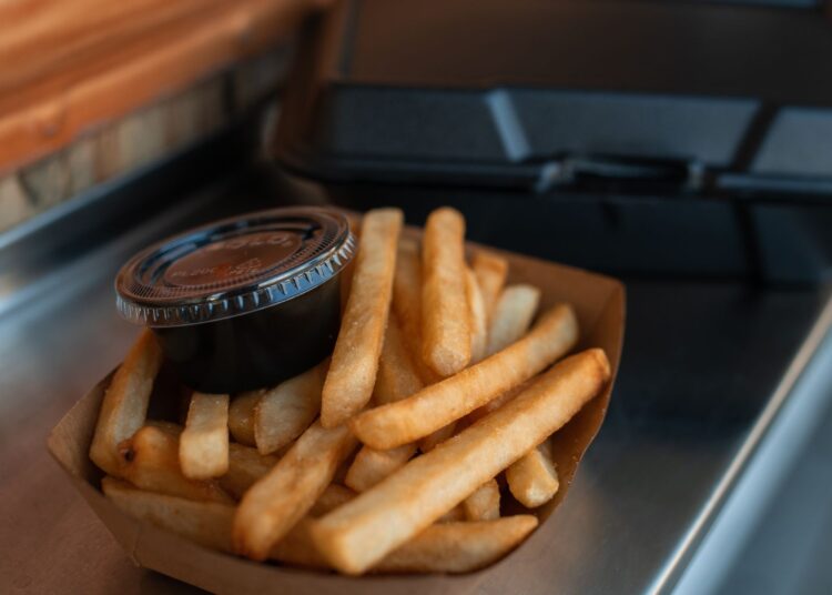 Knusprige Pommes aus der Heißluftfritteuse mit Dip