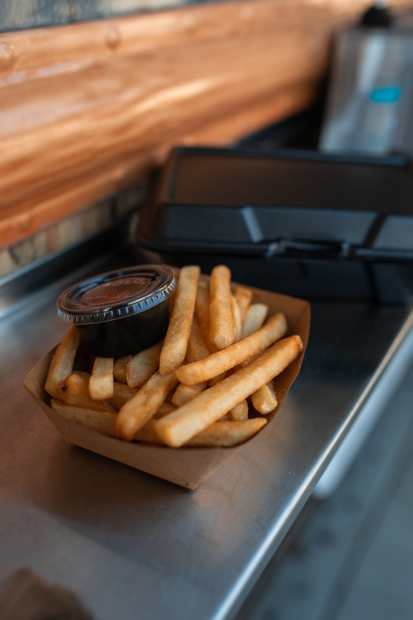 Knusprige Pommes aus der Heißluftfritteuse mit Dip