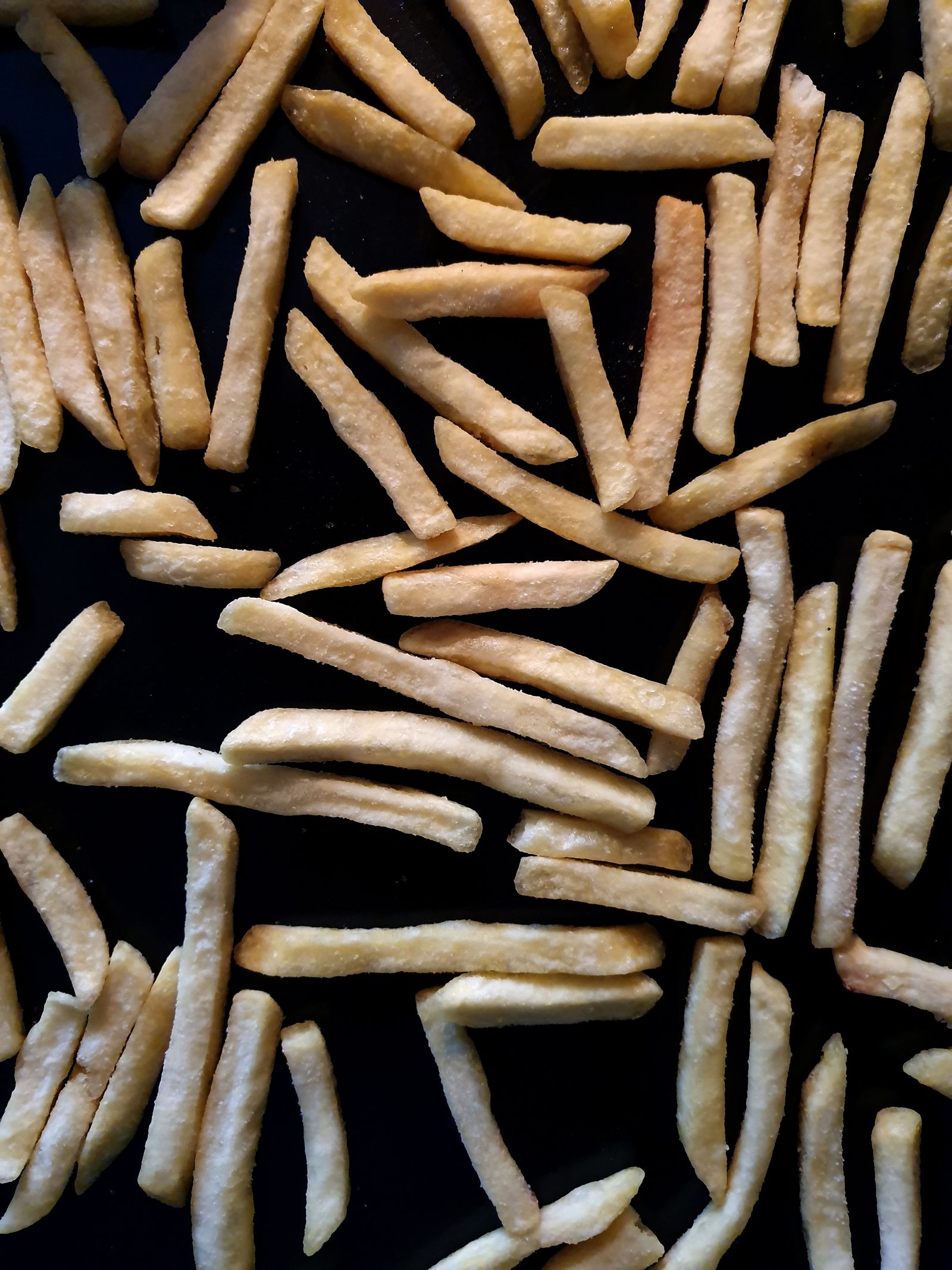 Goldbraune knusprige TK-Pommes aus der Heißluftfritteuse